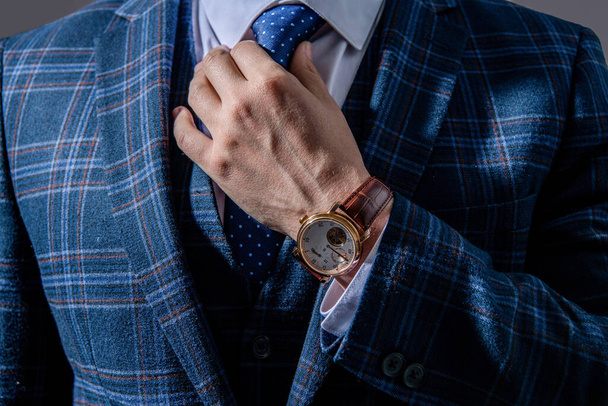 closeup of businessperson in wristwatch. businessperson wearing wristwatch. photo of businessperson wear wristwatch. businessperson in wristwatch and suit. - Foto, Imagen