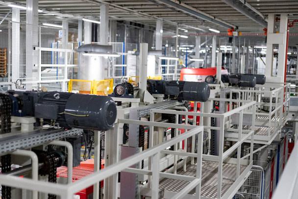 Fabriek. Fabriek in voedselketen. Productielijn. Autonome robots verplaatsen de dozen uit de schappen. Horizontale Fotografie. - Foto, afbeelding