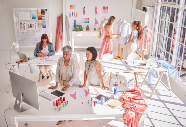Giysi üretimi, tasarımcı ve moda, kumaş ve tekstil planlama üzerine çalışan kadınlar. Fikir, tarz yeniliği ve yaratıcılık tasarımı ile meşgul yaratıcı stüdyo işbirliği ve takım çalışması ile. - Fotoğraf, Görsel