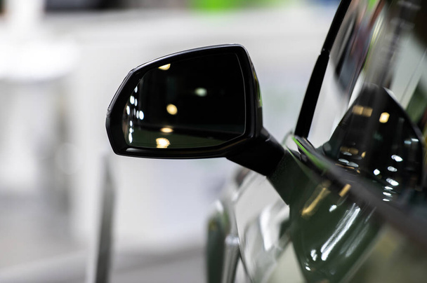 Achteruitkijkspiegel op een moderne auto met wazig verkeer - Foto, afbeelding