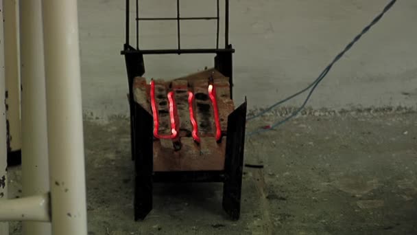 Agua de calefacción para reclusos en estufa eléctrica hecha con un elemento de calefacción en espiral de una tostadora eléctrica sobre un ladrillo dentro de una cárcel. Primer plano.   - Imágenes, Vídeo