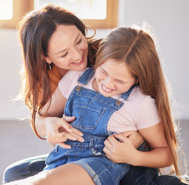 Boldog, szerető és anya kötődés a gyermekével, miközben játszanak, nevetnek és pihennek együtt az otthonukban. Boldogság, mosoly és nő, hogy játékos a lány gyerek a modern ház Kanadában - Fotó, kép