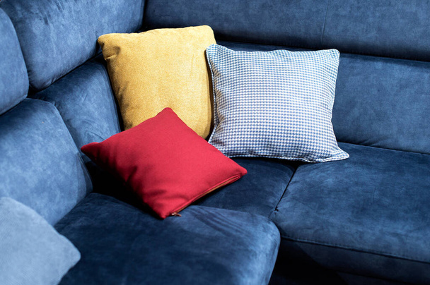 Detailní pohled na vícebarevné polštáře na modrém gauči - Fotografie, Obrázek