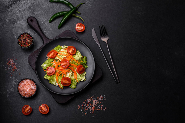 Chinakohl mit Karotten und Äpfeln, leckerer Salat. Vegane Küche - Foto, Bild