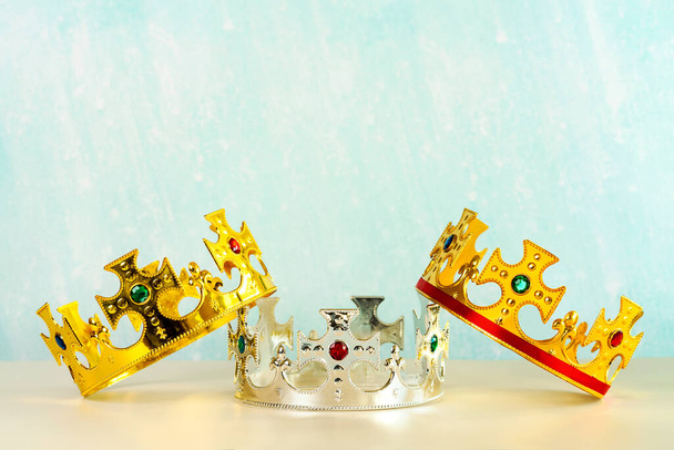 Trois couronnes des trois sages avec espace de copie sur fond bleu. Concept pour la journée Dia de Reyes Magos. Trois Sages - Photo, image