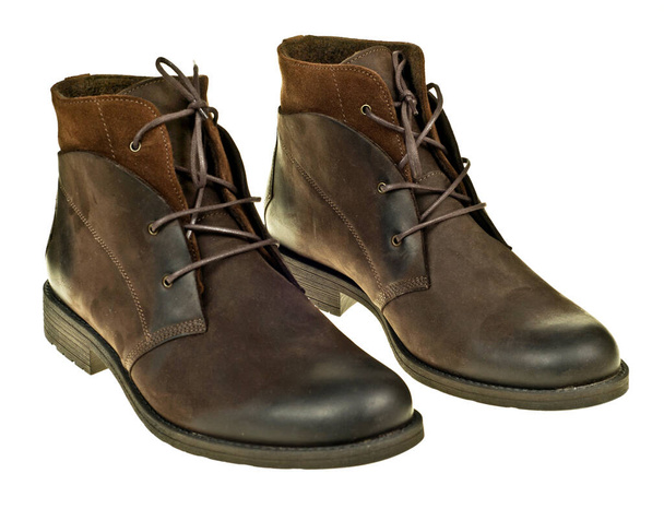 Par de botas de cuero marrón aisladas en blanco
. - Foto, Imagen