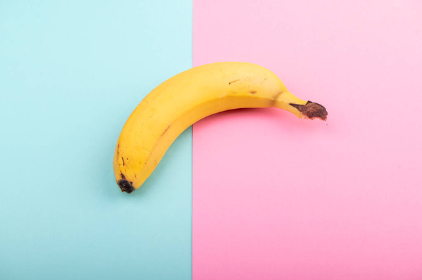 Banán gyümölcs rózsaszín és zöld pasztell szín háttér - Fotó, kép