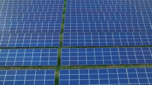AERIAL: Alineado numerosos paneles solares para la producción efectiva de electricidad. Tecnología de energía solar para un futuro más sostenible. Central fotovoltaica como medio de generación de electricidad. - Metraje, vídeo