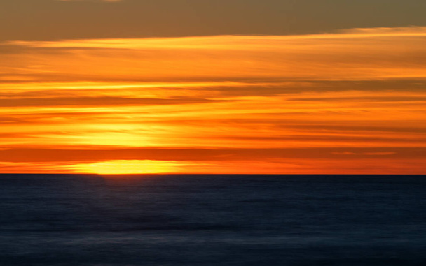 Абстрактное море на фоне заката. Художественное размытие - Фото, изображение