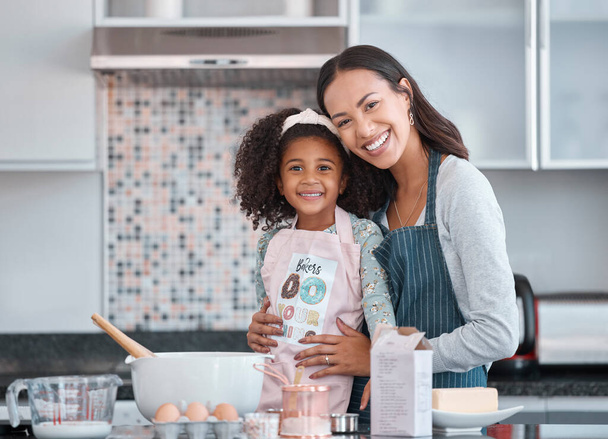 Főzés, portré és anya tanítás gyermek konyhában vaj, tojás és élelmiszer reggelire, desszert vagy torta otthon oktatás. Fekete család anya és gyerek tanulás, támogatás és segít sütni együtt. - Fotó, kép
