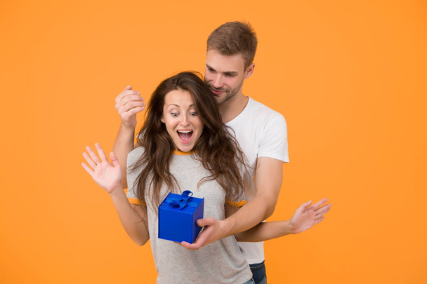 Make her wow. Surprised woman got present from man. Birthday surprise. Couple in love. Surprise box. Surprise gift. Present and souvenir. Gift shop. Gifting surprise. Happy Valentines day. - Foto, imagen