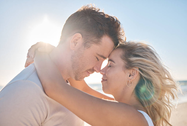 トロントカナダでの新婚旅行での夫と妻のビーチ抱擁、カップルの愛と額の感動。青い空のフレア,ロマンチックなデートで男と女の自由平和と結婚パートナーシップの絆. - 写真・画像