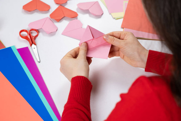 Origami-Herzen für den Valentinstag herstellen. Basteln aus Papier mit eigenen Händen - Foto, Bild
