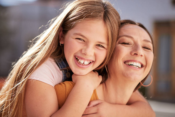 Glücklich, lächelnd und das Porträt einer Mutter und eines Kindes, die sich in ihrem Haus umarmen und miteinander spielen. Glück, Liebe und junges Mädchen Kind umarmt Mutter mit liebevoller, positiver und fürsorglicher Umarmung zu Hause. - Foto, Bild