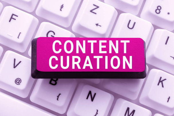 Konceptualny wyświetlacz Content Curation, Business approach process gromadzenia informacji związanych z określonym tematem - Zdjęcie, obraz
