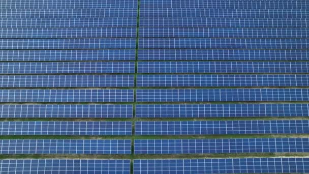 AERIAL: Valtavan aurinkopaneelivalikoiman yli lentäminen osana aurinkosähköjärjestelmää sähkön tuottamiseksi. Innovatiivinen aurinkoenergialla toimiva teknologia kestävämpää energiantuotantoa varten. - Materiaali, video