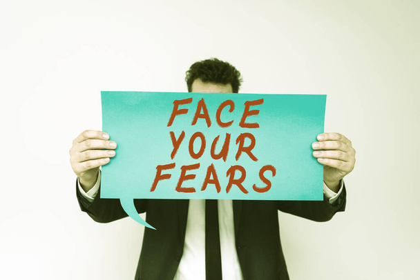 Señal que muestra Cara tus miedos, Idea de negocio Fuerte y segura para mirar hacia el futuro hacia el éxito - Foto, Imagen