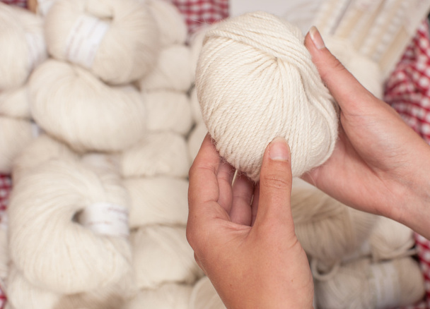 Shopping pour laine de tricot blanche
 - Photo, image