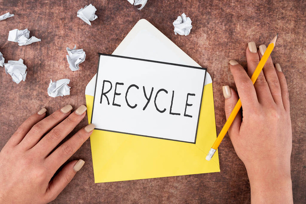 Text zobrazující inspiraci Recyklace, Slovo Napsáno o procesu přeměny odpadních materiálů na nové materiály a objekty - Fotografie, Obrázek
