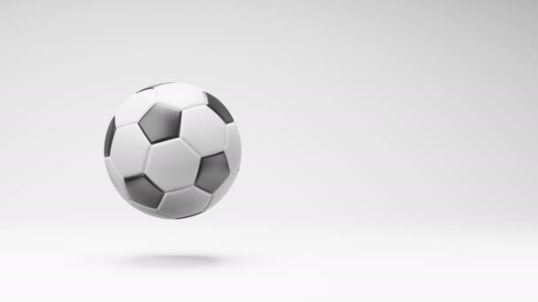 サッカーボールがスタジオに回転ライトグレーの背景、コピースペースでシームレスなループ3Dアニメーション - 映像、動画