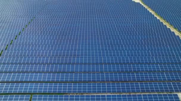AERIAL: Campo masivo con colectores solares para la producción eléctrica sostenible. Tecnología innovadora de energía solar para la producción de energía alternativa. Uso moderno de la tecnología para un futuro sostenible - Metraje, vídeo