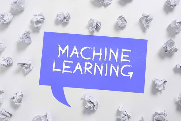 Tekst bijschrift presenteren Machine Learning, Concept betekent het concept dat een computer zelf nieuwe gegevens kan leren - Foto, afbeelding