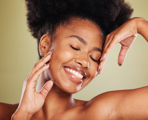 Smile, portrait or happy black woman in studio for skincare advertising, facial wellness or skin glow. Facial, natural makeup or girl with afro for cosmetics, health wellness or cheerful lifestyle. - Foto, Bild