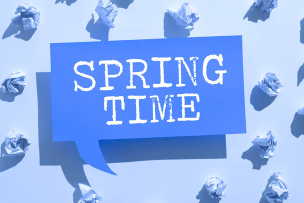 Schrijven weergeven van tekst Spring Time, Concept betekent gematigd seizoen van het jaar geïdentificeerd door een opleving van planten - Foto, afbeelding