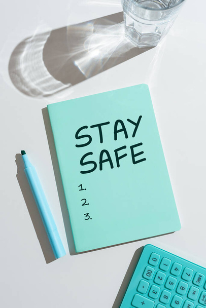 Konzeptdisplay Stay Safe, Word zum Schutz vor Gefahr, Schaden oder Aufbewahrungsort von Artikeln - Foto, Bild
