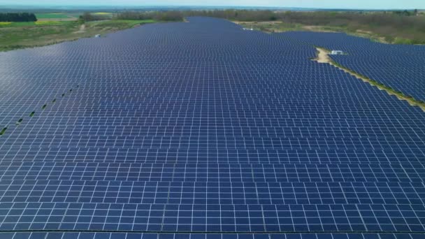 AERIAL: Volando sobre un vasto campo de paneles solares para la producción de energía sostenible. Tecnología innovadora de energía solar para la producción de energía alternativa. Uso moderno de la tecnología para un futuro sostenible - Metraje, vídeo