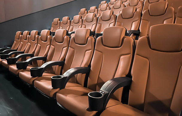 Cinéma et divertissement, sièges vides de cinéma marron pour le service de streaming d'émissions de télévision et l'image de marque de l'industrie cinématographique - Photo, image