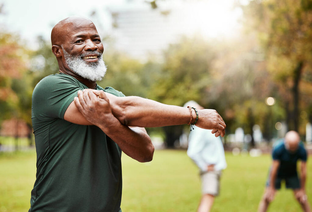 Portret, rozciąganie i aktywnych seniorów w parku do treningu, ćwiczeń i wellness cardio. Fitness, rozciąganie ramion i przyjaciele z seniorami relaksują się przed treningiem, szczęśliwi i razem dla aktywności. - Zdjęcie, obraz