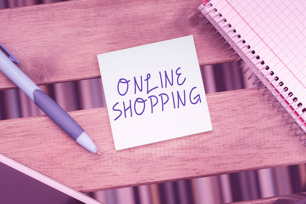 Escribir mostrando texto Compras en línea, Internet Concept comercio electrónico que permiten al consumidor comprar bienes a través de Internet - Foto, Imagen
