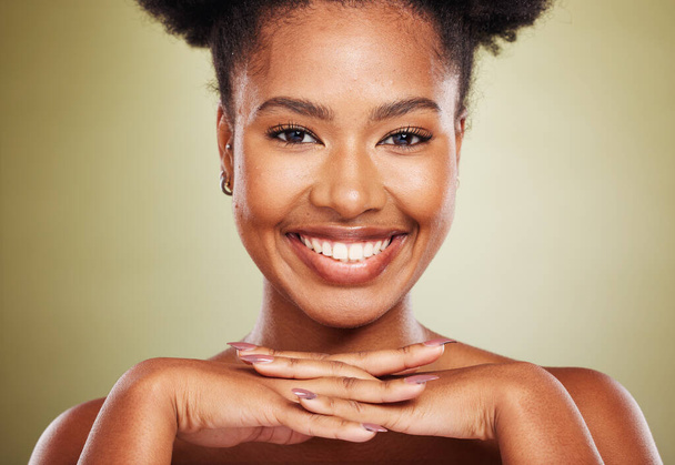 Skincare, bellezza e ritratto di una donna nera su sfondo verde con cosmetici, trucco e dermatologia per la pelle con un bagliore. Africano, modello con un sorriso e capelli naturali per l'amore di sé modellare. - Foto, immagini