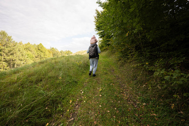 Isä tytär olkapäillään kävelee metsässä. - Valokuva, kuva