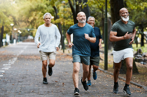 Senior, férfi csoport és fut az utcán együtt az idős fitness és városi wellness boldogsággal. Boldog nyugdíjazást, mosolyt és futó klub az edzés, a sokszínűség és a csapatmunka a parkban az egészség érdekében. - Fotó, kép