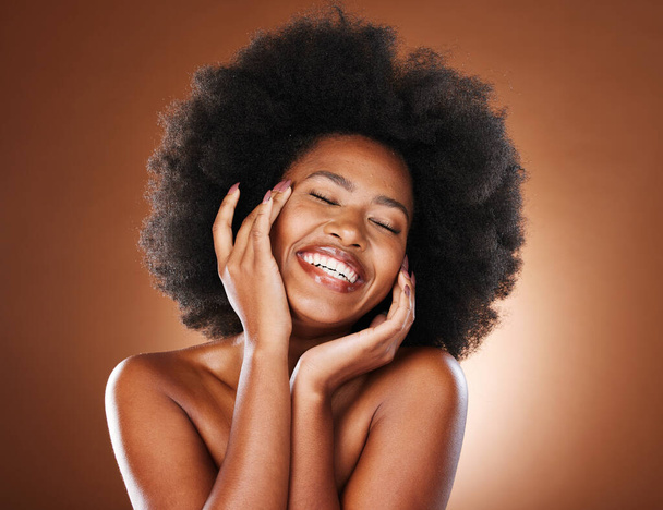 Skincare, φυσικά μαλλιά και μαύρη γυναίκα στο studio για καλλυντικά, μακιγιάζ και ομορφιά για τη νεολαία διαφήμιση προσώπου, μάρκετινγκ ή προώθηση. Χαρούμενο αφρικανικό ή αφρικανικό μοντέλο προσώπου για περιποίηση δέρματος και αυτοαγάπη. - Φωτογραφία, εικόνα