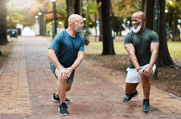 Yaşlı adamlar, parkta ya da ormanda sabah antrenmanı için antrenman ve esneme hareketleri. Sunbae, sağlık, zindelik ve sağlık hizmetleri için egzersiz ve motivasyon güçlü bacaklar için kardiyo ya da açık havada çalışma. - Fotoğraf, Görsel