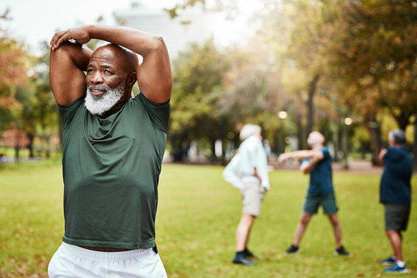 Чернокожий мужчина, упражнения и старшие растяжки в парке, фитнес и тренировки, энергия и здоровый образ жизни на свежем воздухе. Африканский старик тренируется с мотивацией в природе для сильного тела, здоровья и спорта. - Фото, изображение