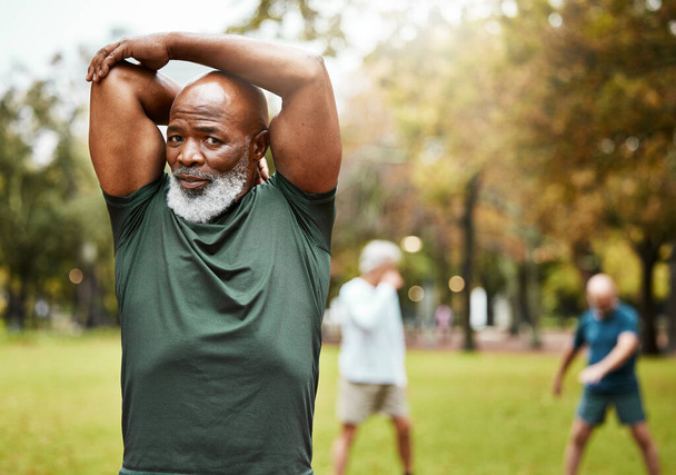 Rozciąganie, ćwiczenia i starszy mężczyzna w parku cieszący się aktywnością w lecie, przyrodzie i emeryturze. Fitness, dobre samopoczucie i portret czarnego człowieka rozpocząć sport, trening i trening dla zdrowia wellness. - Zdjęcie, obraz
