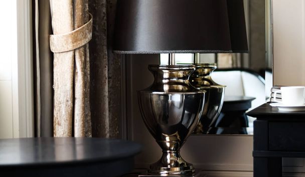 Wystrój wnętrz i wnętrz, luksusowa lampa i stolik w eleganckim klasycznym stylu pokój, meble i szczegóły dekoracji - Zdjęcie, obraz