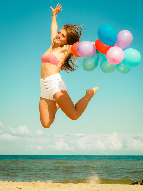 chica saltando con globos
 - Foto, Imagen