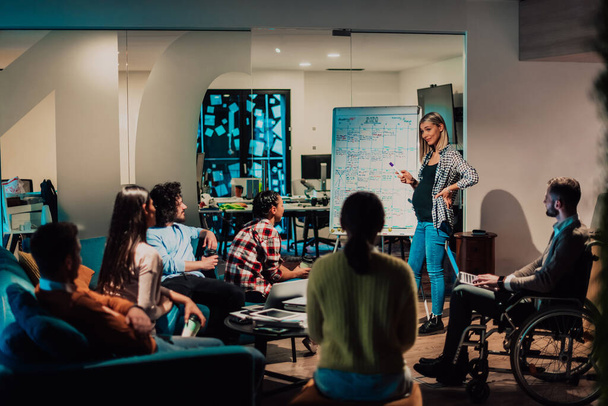  A pregnant businesswoman leads a creative meeting of a diverse business team in a modern coworking. High quality photo - Foto, imagen