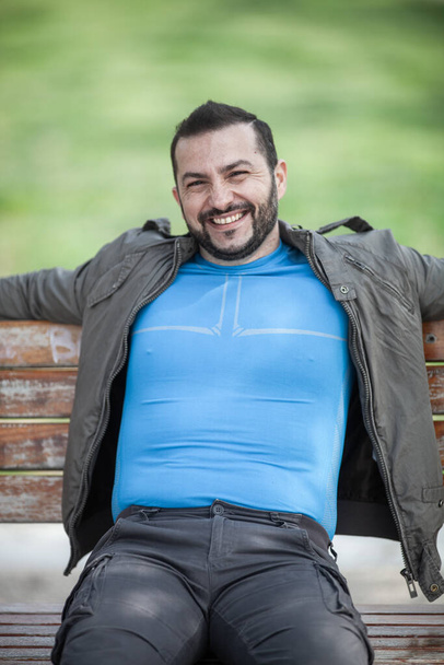 Hombre de aspecto natural posando al aire libre, usando ropa casual, sin post editar - Foto, Imagen