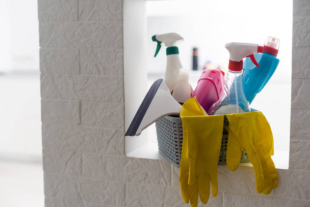 čisticí prostředky, koš s čisticími prostředky doma - Fotografie, Obrázek