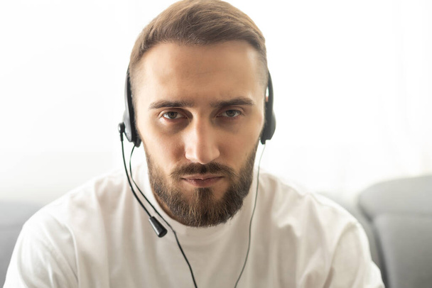 Close up headshot portret uśmiechniętego mężczyzny w słuchawkach okulary mają konferencję kamerę internetową w biurze domu, zdjęcie profilu szczęśliwy mężczyzna w słuchawkach mówić na rozmowy wideo, wirtualne koncepcja wydarzenia. - Zdjęcie, obraz