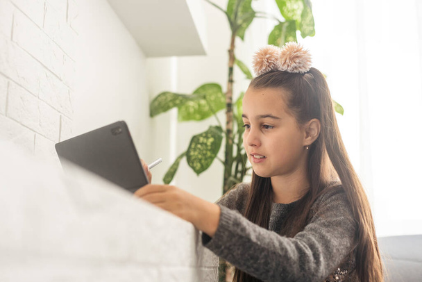 Εφηβικό κορίτσι αντλώντας tablet στο σπίτι. - Φωτογραφία, εικόνα