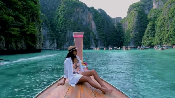 Pileh-Lagune mit dem grünen smaragdgrünen Ozean bei Koh Phi Phi Thailand, Frauen vor einem Langschwanzboot - Filmmaterial, Video