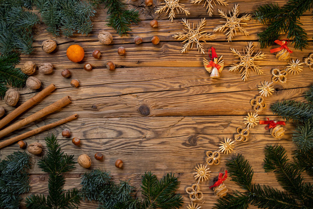 Navidad tradicional checa en la decoración de madera con ramita, manzana, naranja, fruta - Foto, imagen