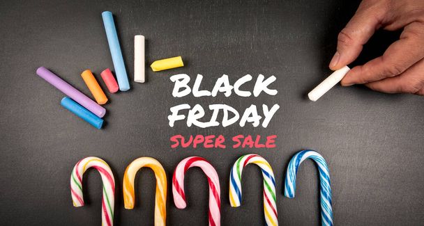 Black Friday Super Sale. Text auf schwarzer Kreidetafel. - Foto, Bild